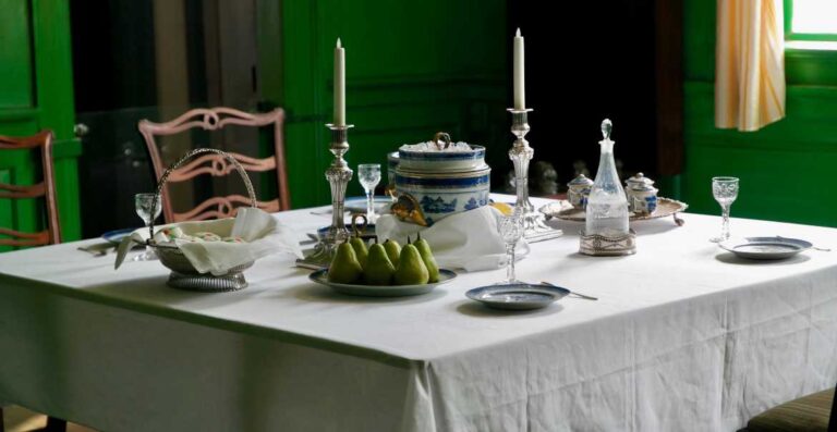 Fine dining white tablecloth