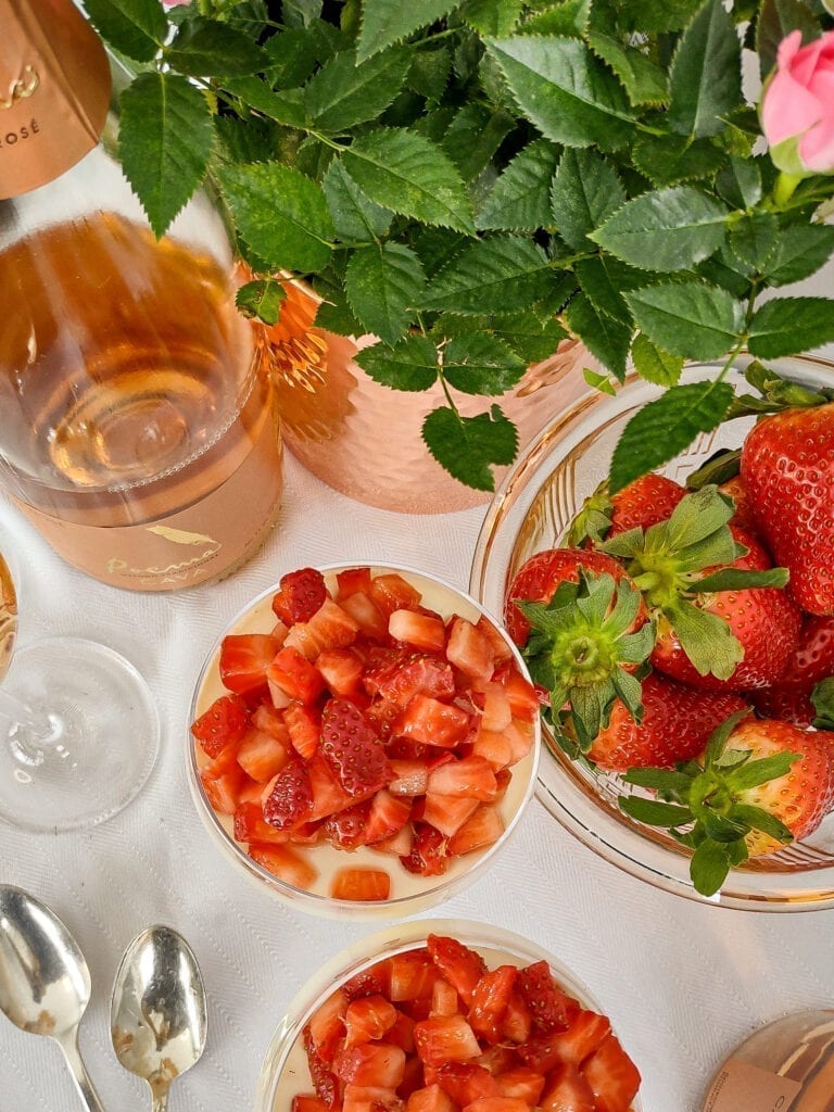 Panna cpotta strawberries poema cava