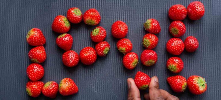 Strawberries Tutto Mio red sparkling wine Rhubarb pie (002)