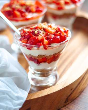 No-bake cheesecake strawberry parfait cup