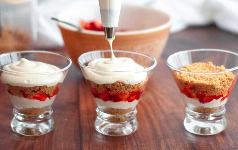 no-bake cheesecake strawberry parfait