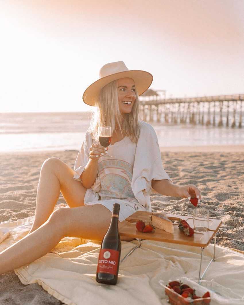 Tutto Mio wine and strawberries on the beach